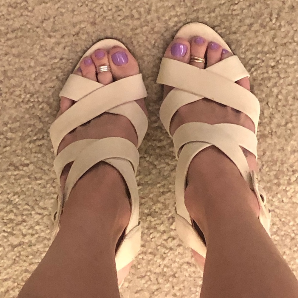New never worn Size 8 sandals / heals